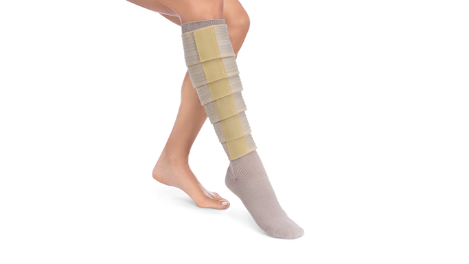 Compression garments for the treatment of lipoedema and